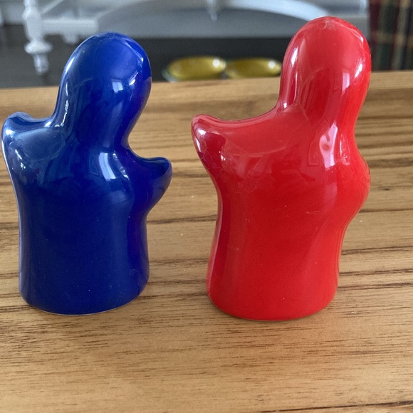 Hugging salt & Pepper shakers - Picture 3 of 4